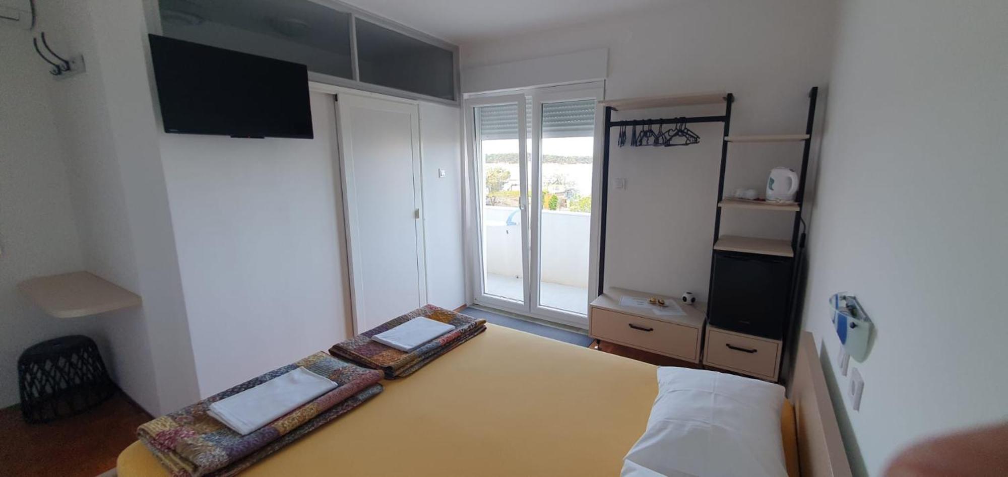 Apartments & Rooms Fam Ribaric Banjol Pokoj fotografie
